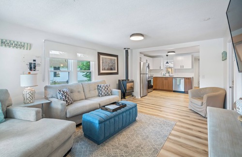 Crystal Beach House | Very Short 300 meter walk to the beach