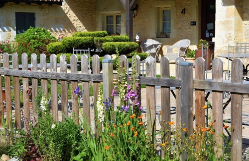 Antonne-et-Trigonant Apartment | Very spacious garden apartment near swimming pool Grand Périgueux