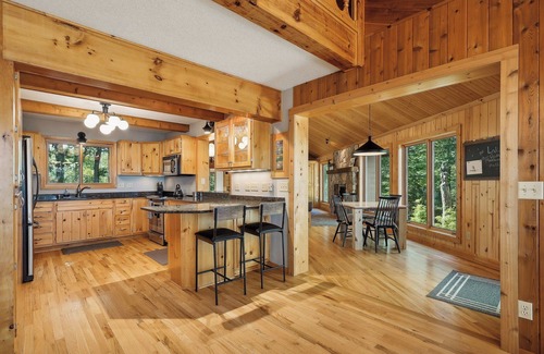 Spooner Cabin | Very spacious lakefront 4-bedroom cabin with AC and WiFi in charming Spooner