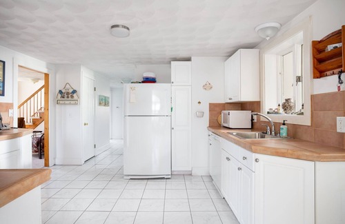 Bonnet Shores House | Very Spacious, short walk to Kelly Beach, Central a/c, Pet friendly