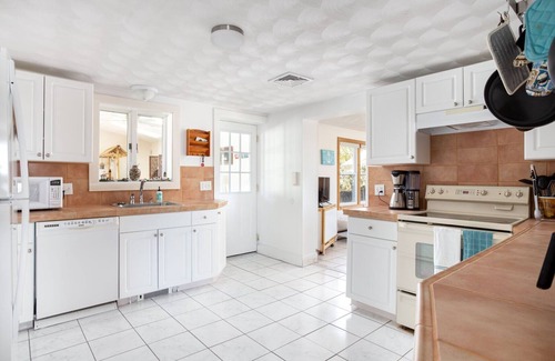 Bonnet Shores House | Very Spacious, short walk to Kelly Beach, Central a/c, Pet friendly