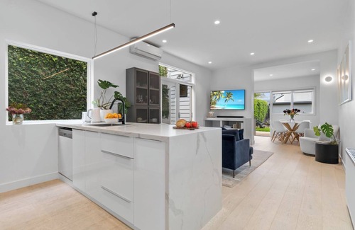 Albert Park Apartment | Very Victorian, Modern & Special. 2BRM, 1BTH.