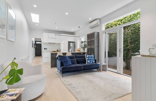 Albert Park Apartment | Very Victorian, Modern & Special. 2BRM, 1BTH.
