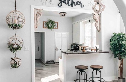 Austin Ave. House | Vesper Violet House - Hot Tub - Uptown District