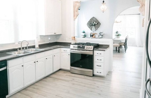 Austin Ave. House | Vesper Violet House - Hot Tub - Uptown District