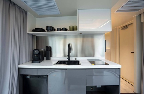 Bridgeport House | Vessel 2 - Lakeside Vessel Retreat | Outdoor BBQ Kitchen Scenic Views