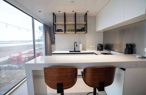 Bridgeport Apartment | Vessel 3 - Sleek Waterfront Vessel | Backyard AC/Heat Nature Escape