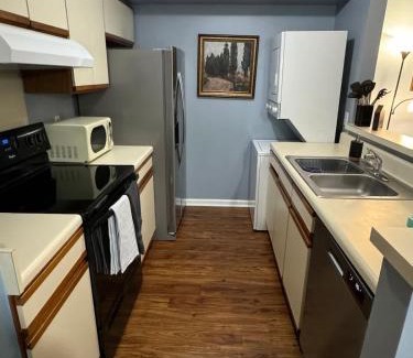 Auburn House | Vet School - Pools Full Kitchen Queen Bed