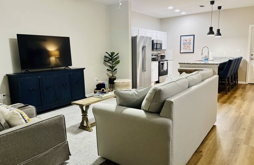 Oxford Cottage | Veteran and Ole Miss Family Owned - Quaint Cottage Near Campus and the Square