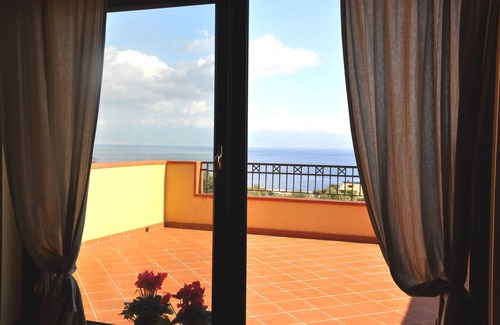 Santa Teresa di Riva Villa | Villa Gemma di mare, near Savoca.