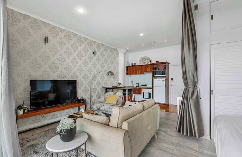 Auckland Central Business District Apartment | Viaduct Apartment with a Balcony by Zodiak Stays