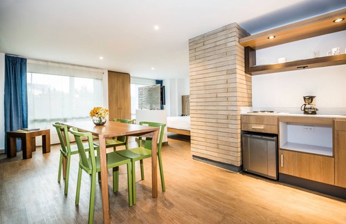 Santa Ana Apartment | Viaggio Teleport Suites