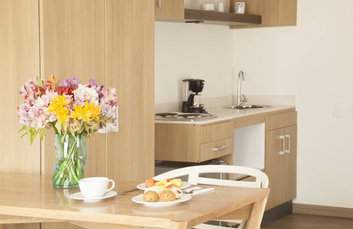 Santa Ana Apartment | Viaggio Teleport Suites