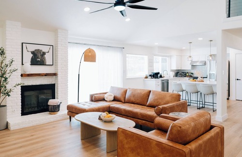 North Austin Civic Association House | Vibe and cozy House minutes from Q2 Stadium The Domain Downtown you'll love it.