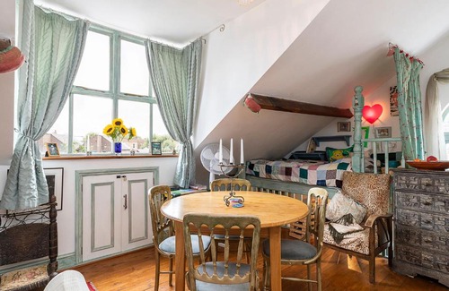 North Kensington Apartment | Vibrant 1 bed studio in North Kensington for 2-3