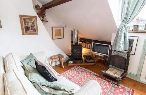 North Kensington Apartment | Vibrant 1 bed studio in North Kensington for 2-3