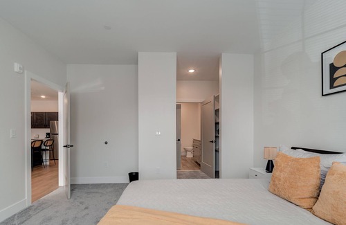 Fairview Apartment | Vibrant 1bd/1ba Apt + Gym & Rooftop - Near Marist