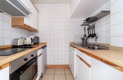 St. Pancras Apartment | Vibrant 1BR Flat in Fitzrovia, 2 min to Tube
