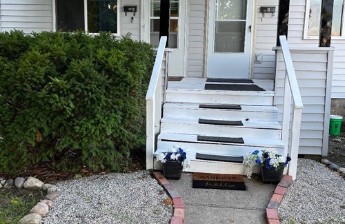 Mount Pleasant House | Vibrant 2 Bed Located Downtown/Closing to Soaring Eagle/CMU