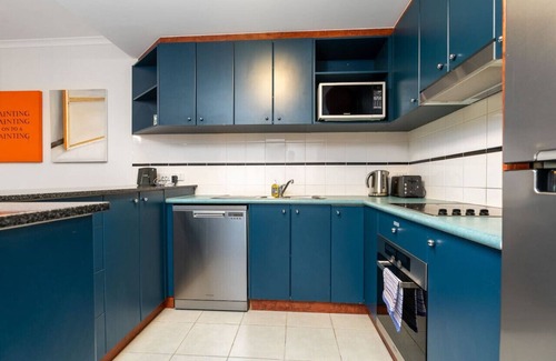 Griffith Apartment | Vibrant 2BR Apt | 500m to Manuka/Kingston!