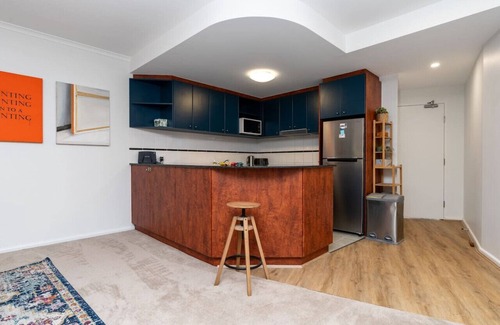 Griffith Apartment | Vibrant 2BR Apt | 500m to Manuka/Kingston!