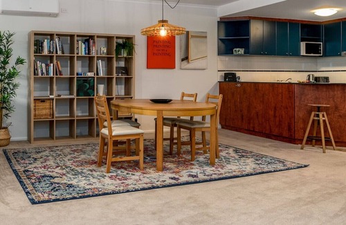 Griffith Apartment | Vibrant 2BR Apt | 500m to Manuka/Kingston!