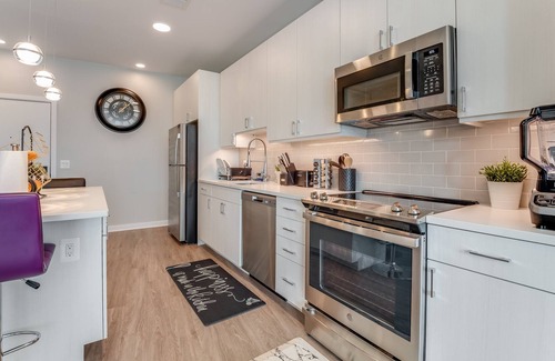Alexandria West Apartment | VIBRANT 2BR HOME , FREE PARKING ALEXANDRIA