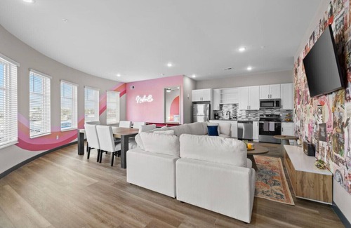 South Nashville Apartment | Vibrant 2BR in Nashville’s Best Spot - Sleeps 6!