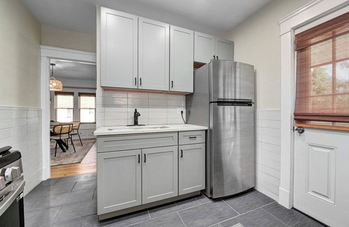 Cleveland Apartment | Vibrant 2BR Larchmere Classic Apt ~ Near Cleveland Clinic & Case Western