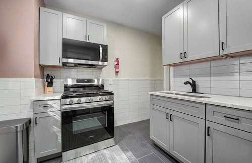 Cleveland Apartment | Vibrant 2BR Larchmere Classic Apt ~ Near Cleveland Clinic & Case Western