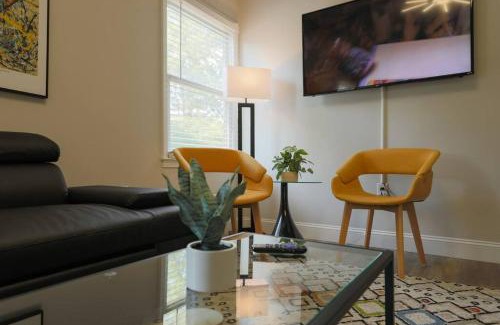 West End Apartment | Vibrant 2BR Nashville Getaway with Optional Parking Near Broadway, Midtown Bars & Music Row