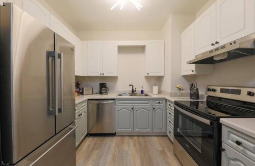 West End Apartment | Vibrant 2BR Nashville Getaway with Optional Parking Near Broadway, Midtown Bars & Music Row