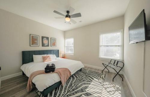 West End Apartment | Vibrant 2BR Nashville Getaway with Optional Parking Near Broadway, Midtown Bars & Music Row