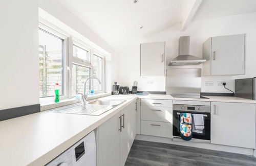 Beddau House | Vibrant 3-Bed Home With Netflix and Large Diner Near Retail and National Parks