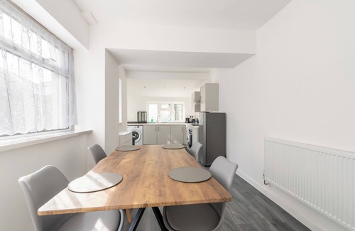 Beddau House | Vibrant 3-Bed Home With Netflix and Large Diner Near Retail and National Parks