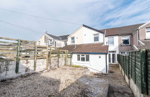 Beddau House | Vibrant 3-Bed Home With Netflix and Large Diner Near Retail and National Parks