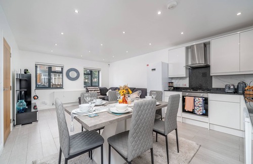 Northumberland Park House | Vibrant 3bedroom Retreat Tottenham Hotspur Stadium free Wifi, parking on request