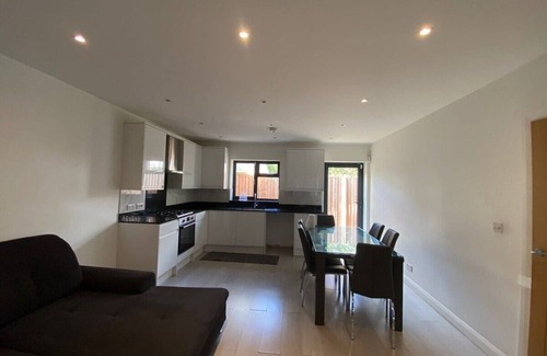 Northumberland Park House | Vibrant 3br in Tottenham free parking on request