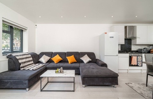 Northumberland Park House | Vibrant 3br in Tottenham free parking on request