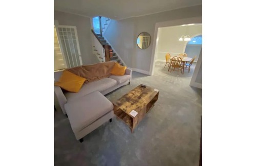 Eastside House | Vibrant 4 bedroom close to SU