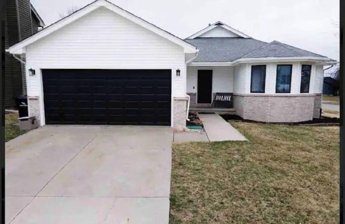 Ankeny House | Vibrant 4 bedroom house 2 king beds in Ankeny