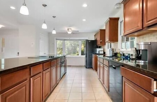 Tysons House | Vibrant | 4 bedroom | In heart of Tyson's Corner
