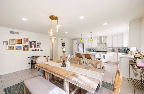 City of Industry House | Vibrant 5BR/2BA Ranch Home w/Poo & Hot Tub l King Bed 2000 Sqft -Disneyland!