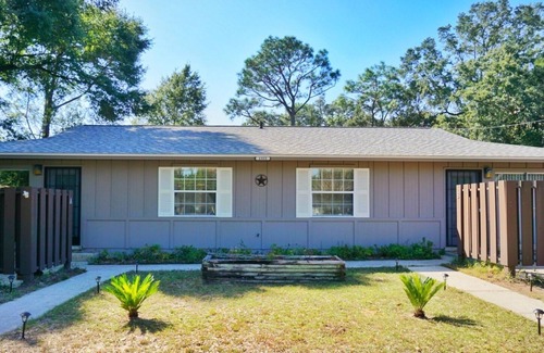 Northeast Pensacola House | Vibrant Airport 2bdr Central Pensacola Getaway