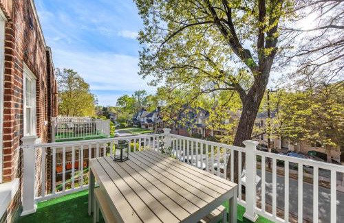 Dilworth House | Vibrant and Cozy 2BR near Uptown with Balcony