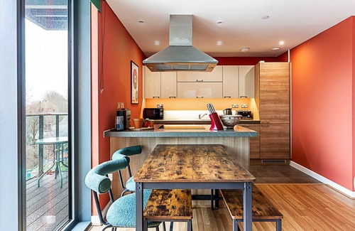 Hackney Wick Apartment | Vibrant and Modern Apartment with Canal Views