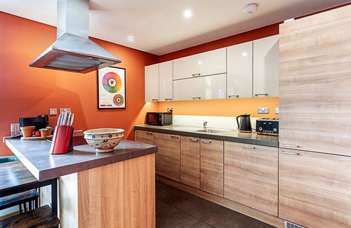 Hackney Wick Apartment | Vibrant and Modern Apartment with Canal Views