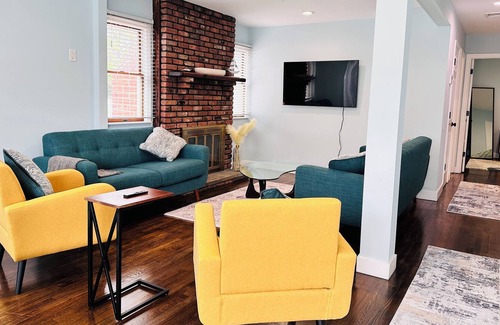 Bethpage House | Vibrant and Modern Home w/Charm! Centrally Located to NYC and The Hamptons!