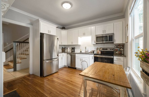 Parkside Apartment | Vibrant and stylish pet-friendly 2 BR apt w/king bed, downtown w/parking!
