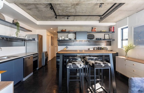 Flora Park Apartment | Vibrant Apartment | City and Table Mountain Views